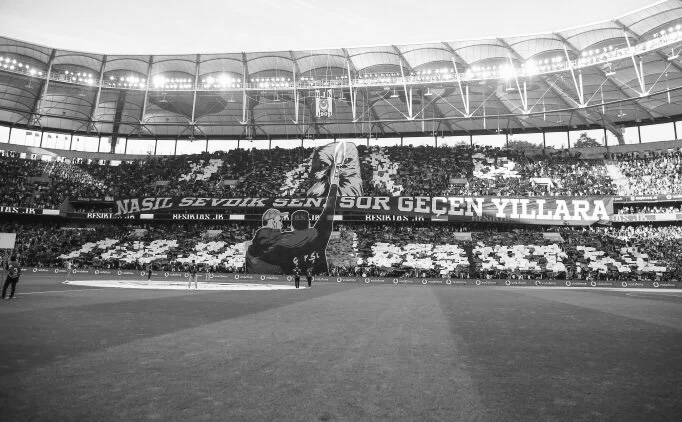 Beşiktaş - Galatasaray derbisinin tüm biletleri tükendi!