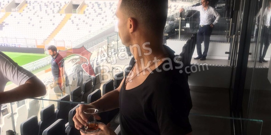 ÖZEL | Pepe, "cam bardakta çay" tutkunu çıktı! - Görsel 4