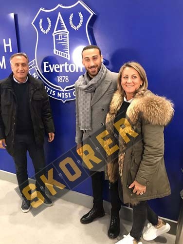 Cenk Tosun, Liverpool-Everton maçı ailesi ile birlikte statta izledi! - Görsel 2