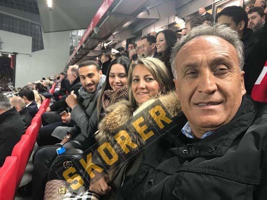 Cenk Tosun, Liverpool-Everton maçı ailesi ile birlikte statta izledi! - Görsel 3