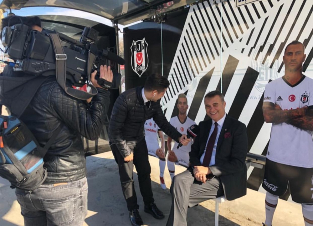 Fikret Orman, Beşiktaşlı futbolcuların maketlerinin bulunduğu otobüs durağında - Görsel 1