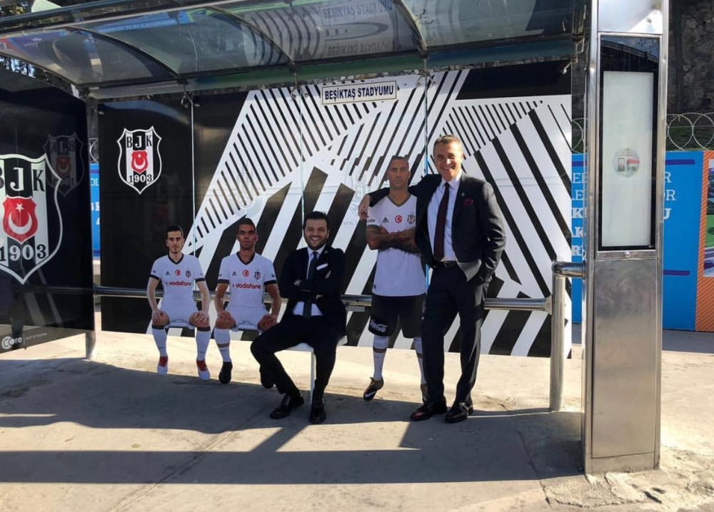 Fikret Orman, Beşiktaşlı futbolcuların maketlerinin bulunduğu otobüs durağında - Görsel 2