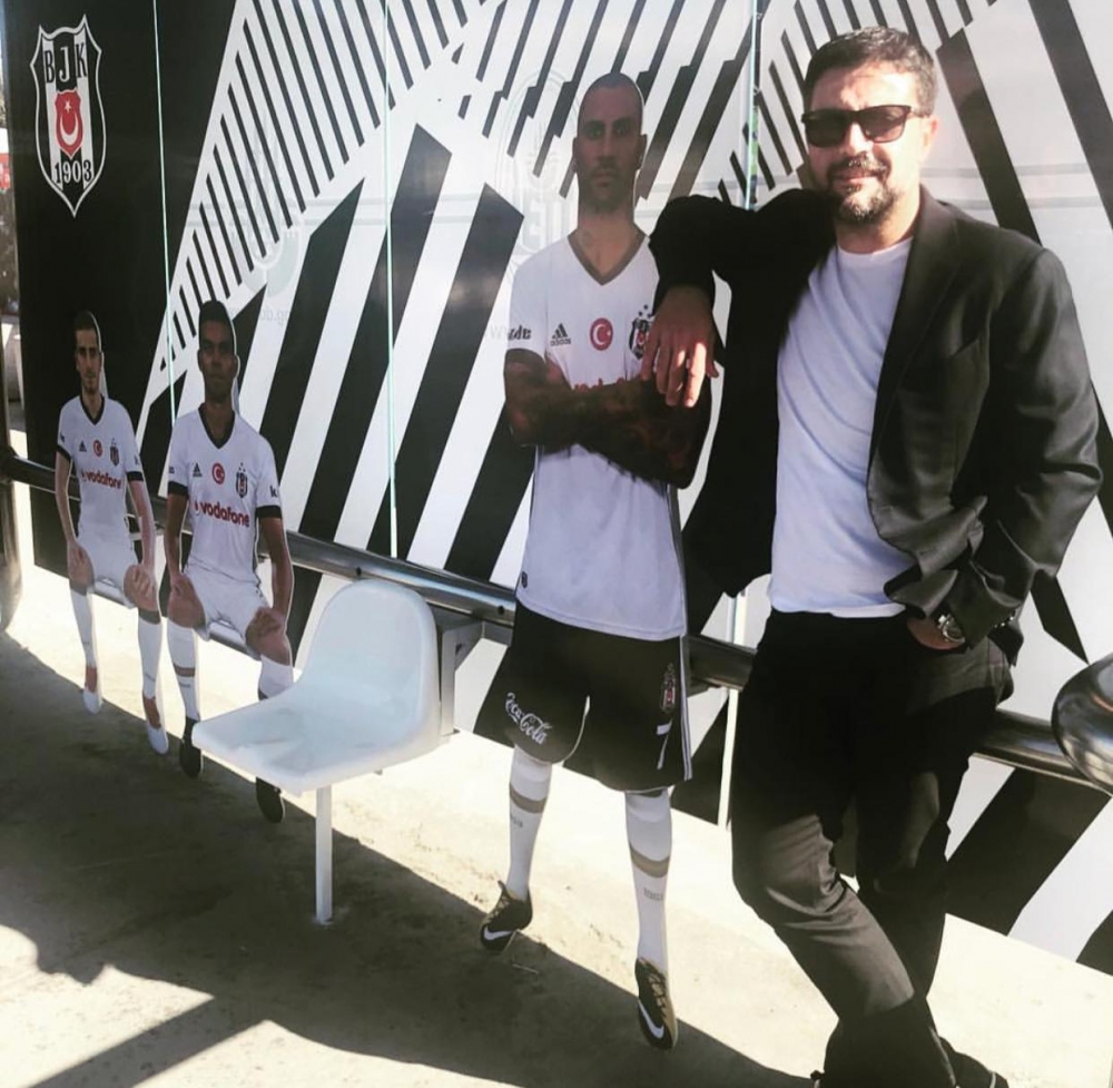 Fikret Orman, Beşiktaşlı futbolcuların maketlerinin bulunduğu otobüs durağında - Görsel 4