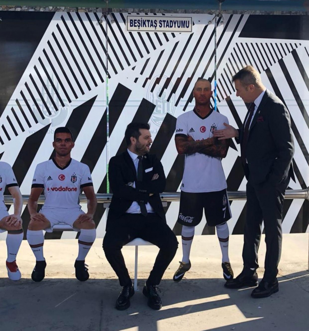 Fikret Orman, Beşiktaşlı futbolcuların maketlerinin bulunduğu otobüs durağında - Görsel 6