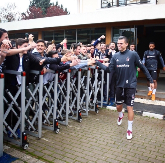 Beşiktaş antrenmanına taraftar ziyareti - Görsel 2