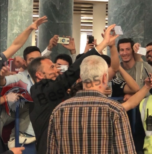 Beşiktaş Başkanı Fikret Orman'a siyah beyazlı taraftarlardan yoğun ilgi - Görsel 1