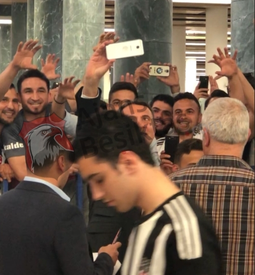 Beşiktaş Başkanı Fikret Orman'a siyah beyazlı taraftarlardan yoğun ilgi - Görsel 2