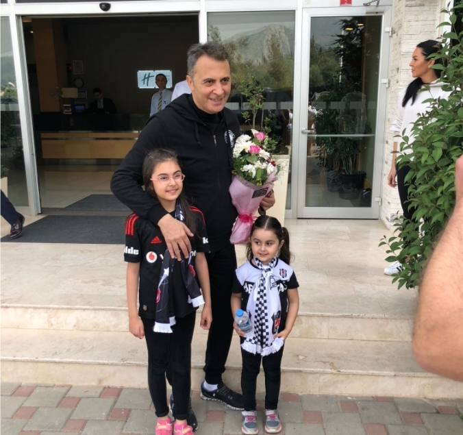 Siyah beyazlı taraftarlardan Fikret Orman'a büyük ilgi - Görsel 2