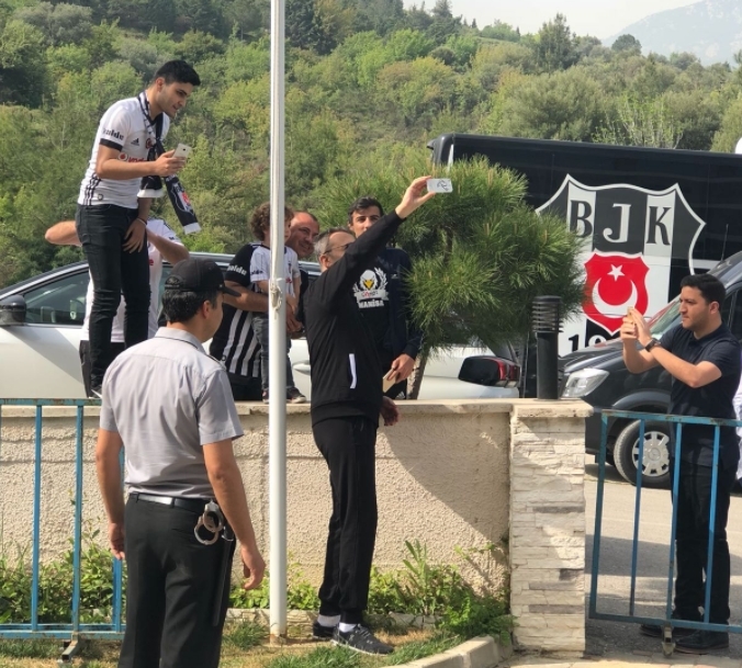 Siyah beyazlı taraftarlardan Fikret Orman'a büyük ilgi - Görsel 5