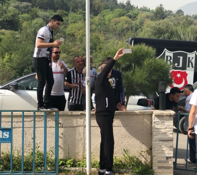 Siyah beyazlı taraftarlardan Fikret Orman'a büyük ilgi - Görsel 6