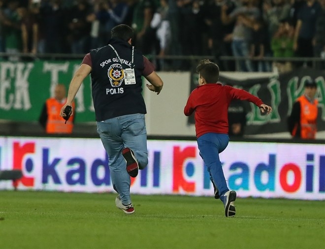 Beşiktaş maçı bitti, minik taraftar Pepe'nin yanına koştu! O anlar... - Görsel 1