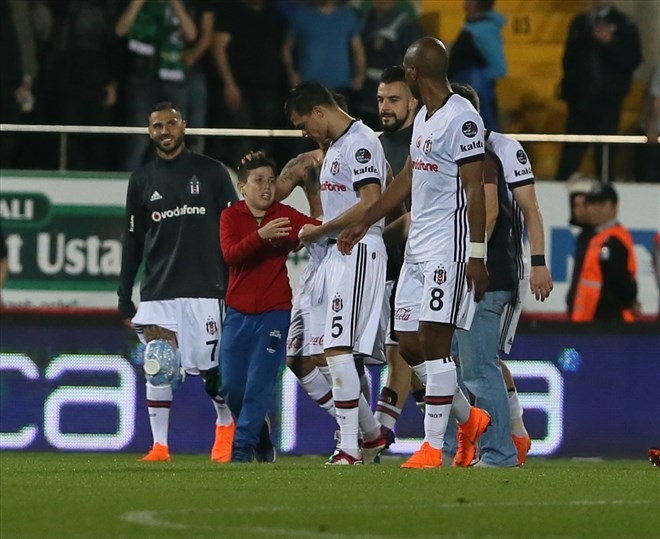 Beşiktaş maçı bitti, minik taraftar Pepe'nin yanına koştu! O anlar... - Görsel 6