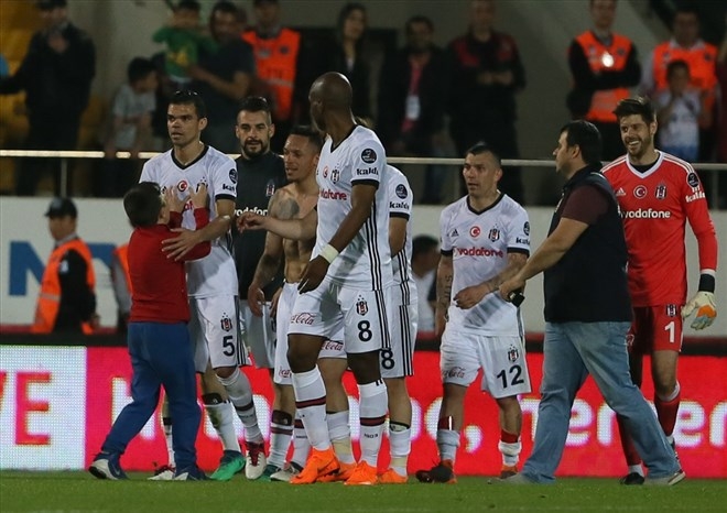 Beşiktaş maçı bitti, minik taraftar Pepe'nin yanına koştu! O anlar... - Görsel 7