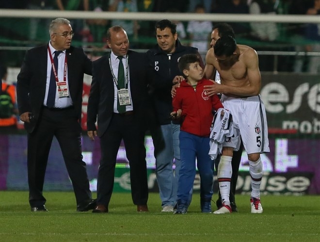 Beşiktaş maçı bitti, minik taraftar Pepe'nin yanına koştu! O anlar... - Görsel 9