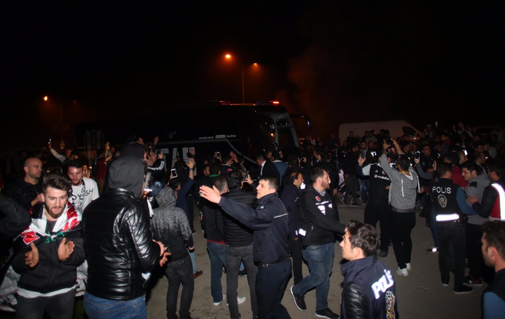 Taraftarlar siyah beyazlıları Nevzat Demir Tesisleri'nde karşıladı - Görsel 2