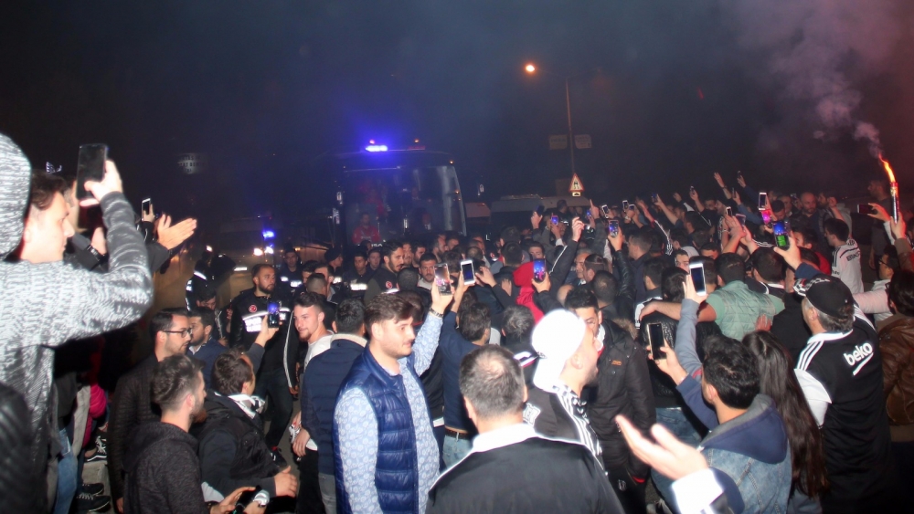 Taraftarlar siyah beyazlıları Nevzat Demir Tesisleri'nde karşıladı - Görsel 7