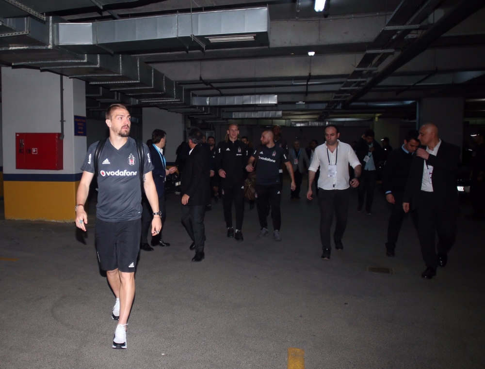 Taraftarlar siyah beyazlıları Nevzat Demir Tesisleri'nde karşıladı - Görsel 9