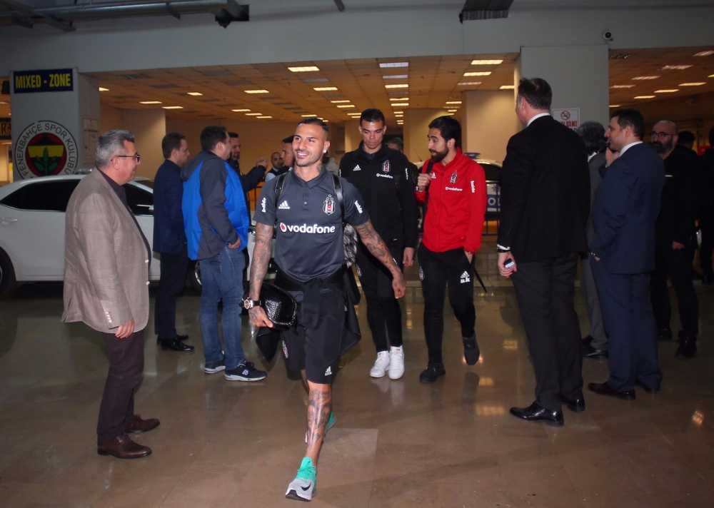 Siyah - beyazlı oyuncular, soyunma odasında bir süre beklemek zorunda kaldı. İşte o anlar! - Görsel 1