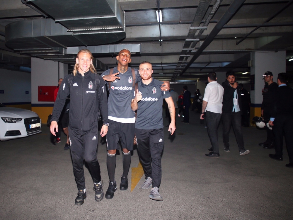 Siyah - beyazlı oyuncular, soyunma odasında bir süre beklemek zorunda kaldı. İşte o anlar! - Görsel 4