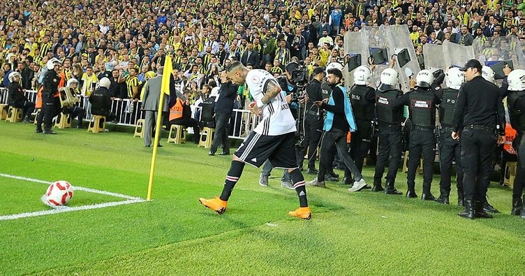 Dün akşam tatil edilen olaylı derbi hakkında yazılmış 22 köşe yazısı - Görsel 16