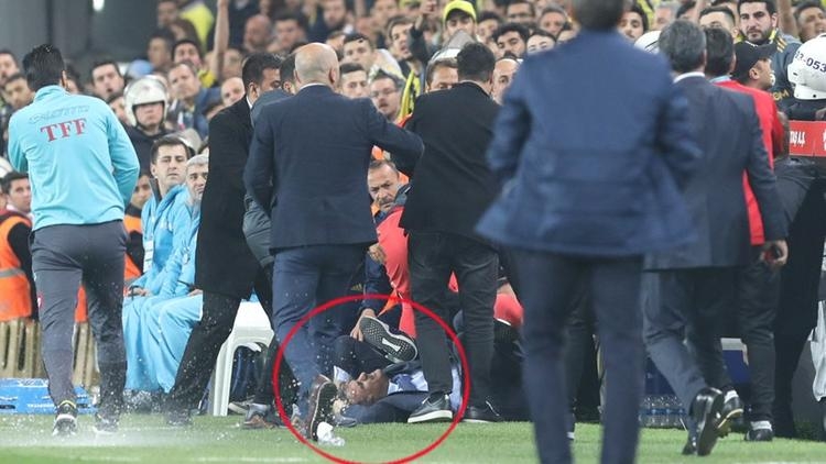 Dün akşam tatil edilen olaylı derbi hakkında yazılmış 22 köşe yazısı - Görsel 18