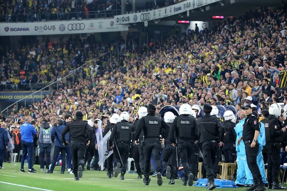 Dün akşam tatil edilen olaylı derbi hakkında yazılmış 22 köşe yazısı - Görsel 22