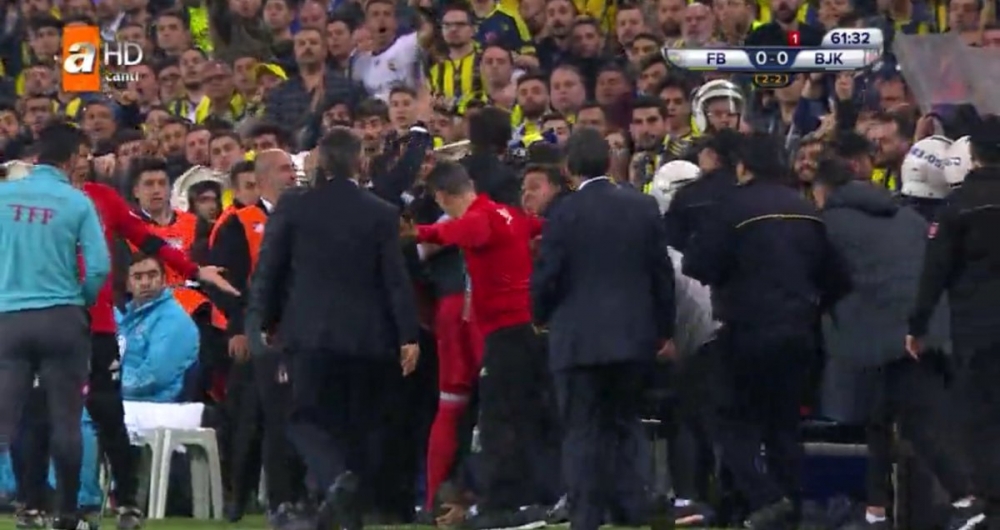 Dün akşam tatil edilen olaylı derbi hakkında yazılmış 22 köşe yazısı - Görsel 8