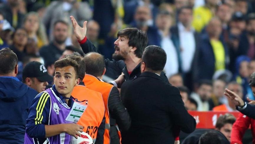 Dün akşam tatil edilen olaylı derbi hakkında yazılmış 22 köşe yazısı - Görsel 9