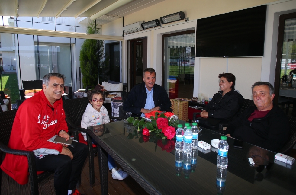 Şehit Uzman Çavuş Engin Üstün’ün kızı ve eşinden Beşiktaş Futbol Takımına ziyaret - Görsel 1