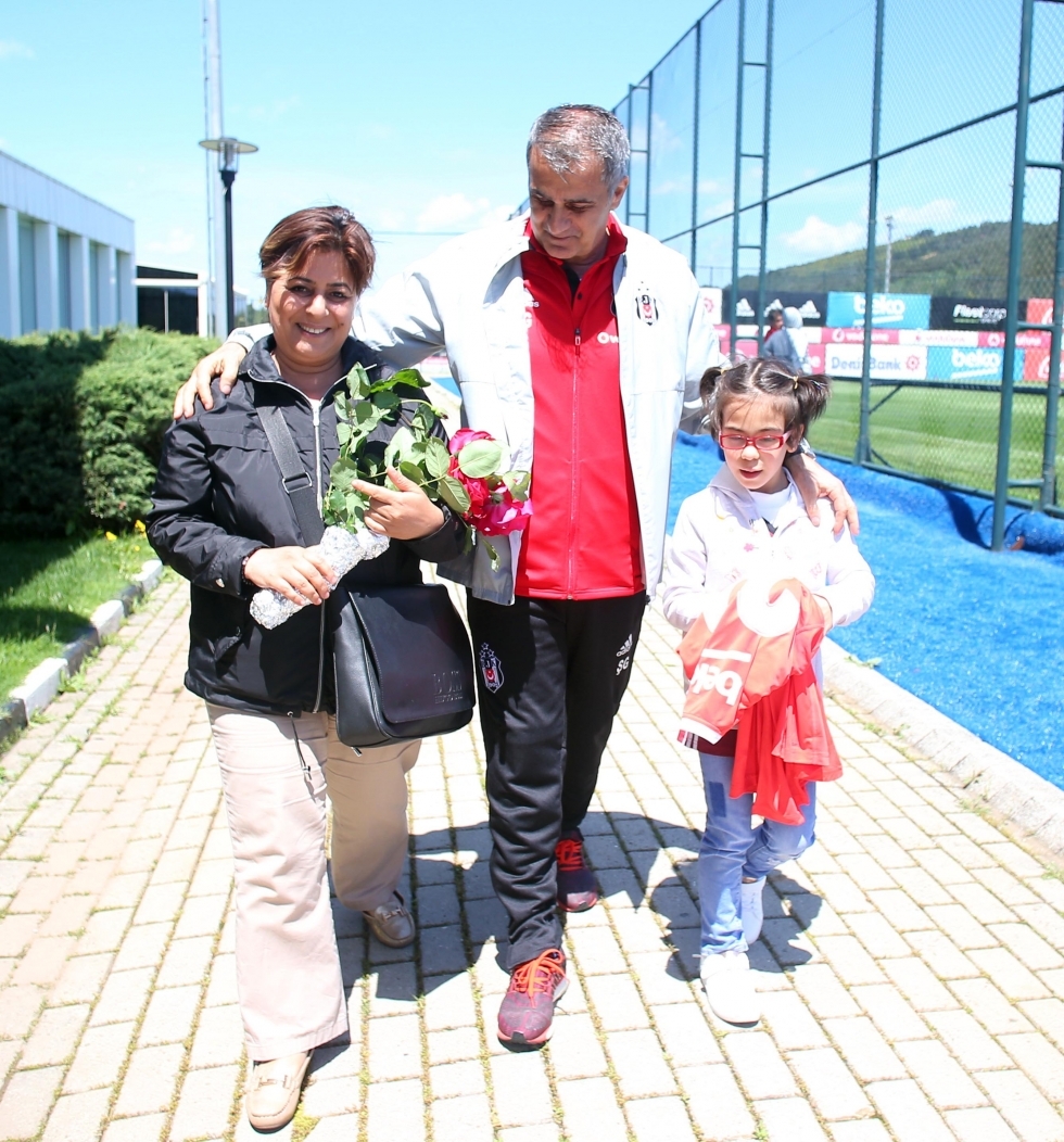 Şehit Uzman Çavuş Engin Üstün’ün kızı ve eşinden Beşiktaş Futbol Takımına ziyaret - Görsel 11