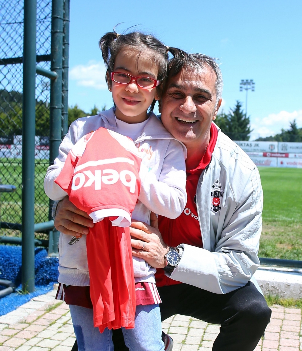 Şehit Uzman Çavuş Engin Üstün’ün kızı ve eşinden Beşiktaş Futbol Takımına ziyaret - Görsel 12