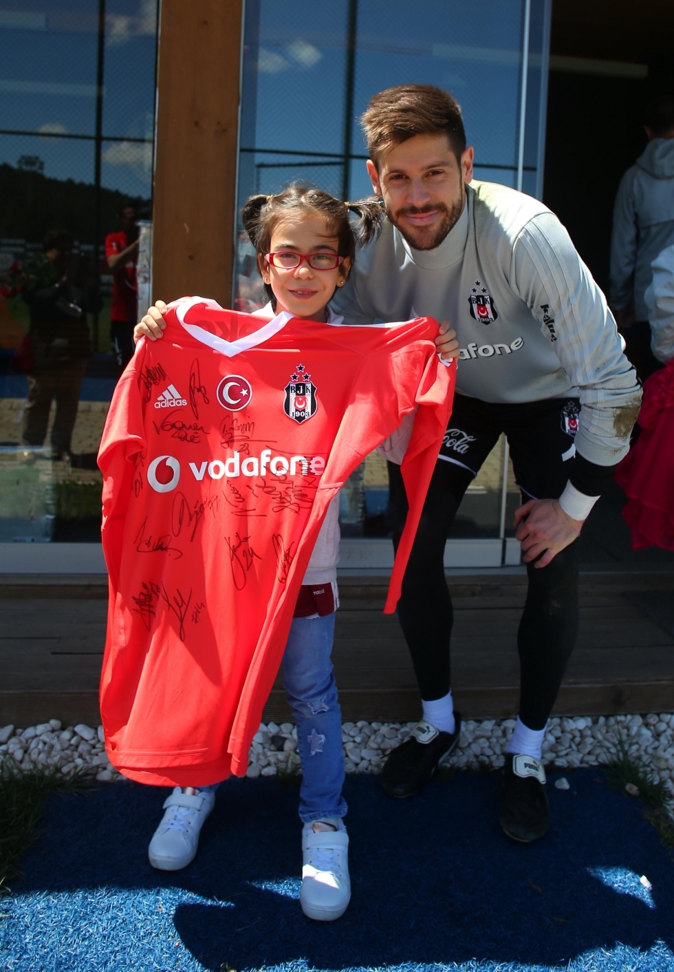Şehit Uzman Çavuş Engin Üstün’ün kızı ve eşinden Beşiktaş Futbol Takımına ziyaret - Görsel 13