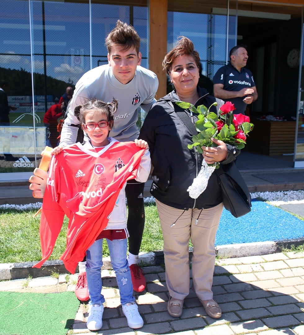 Şehit Uzman Çavuş Engin Üstün’ün kızı ve eşinden Beşiktaş Futbol Takımına ziyaret - Görsel 16