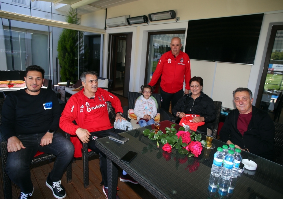 Şehit Uzman Çavuş Engin Üstün’ün kızı ve eşinden Beşiktaş Futbol Takımına ziyaret - Görsel 3