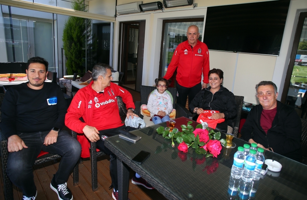 Şehit Uzman Çavuş Engin Üstün’ün kızı ve eşinden Beşiktaş Futbol Takımına ziyaret - Görsel 4