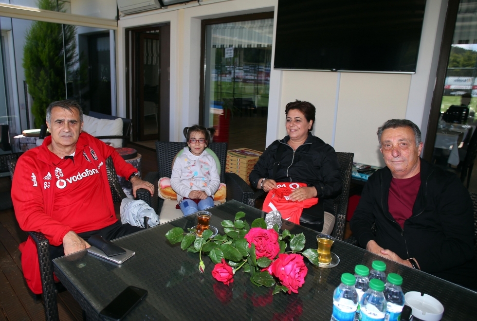 Şehit Uzman Çavuş Engin Üstün’ün kızı ve eşinden Beşiktaş Futbol Takımına ziyaret - Görsel 5