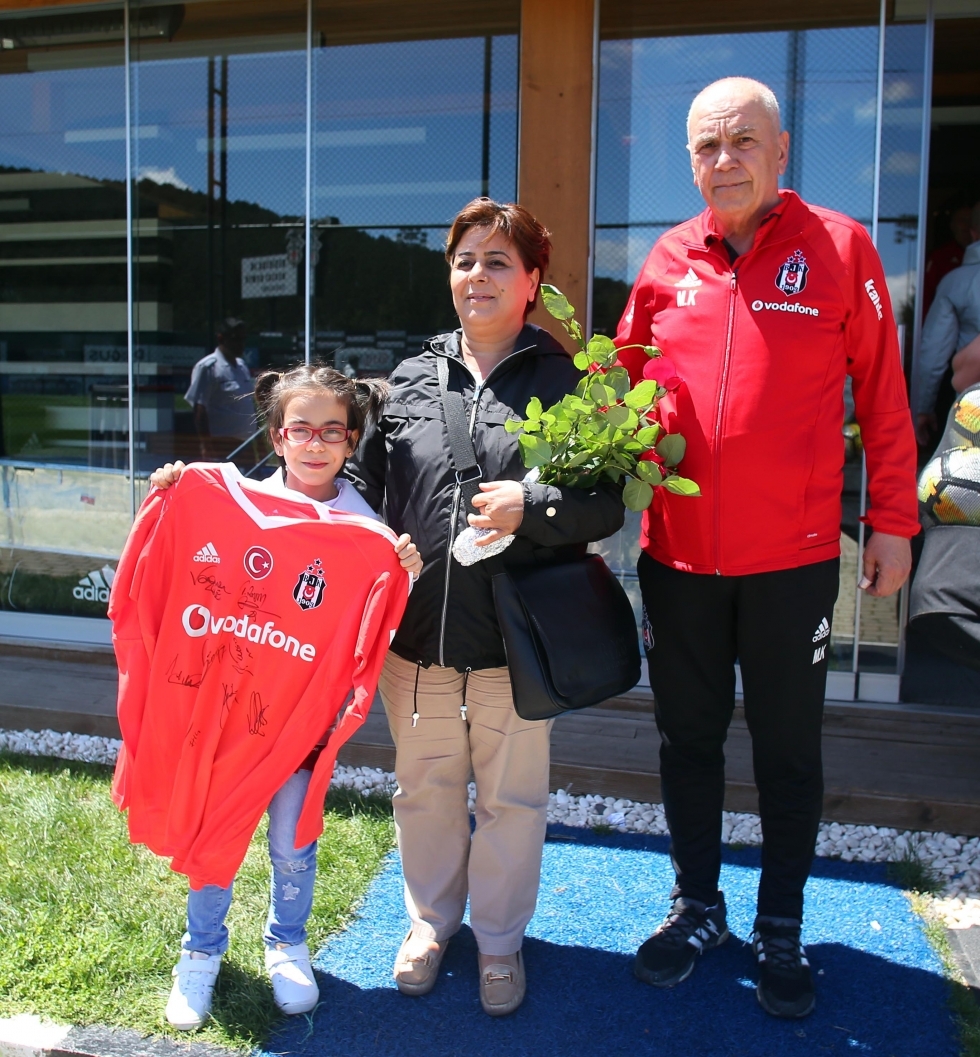 Şehit Uzman Çavuş Engin Üstün’ün kızı ve eşinden Beşiktaş Futbol Takımına ziyaret - Görsel 8
