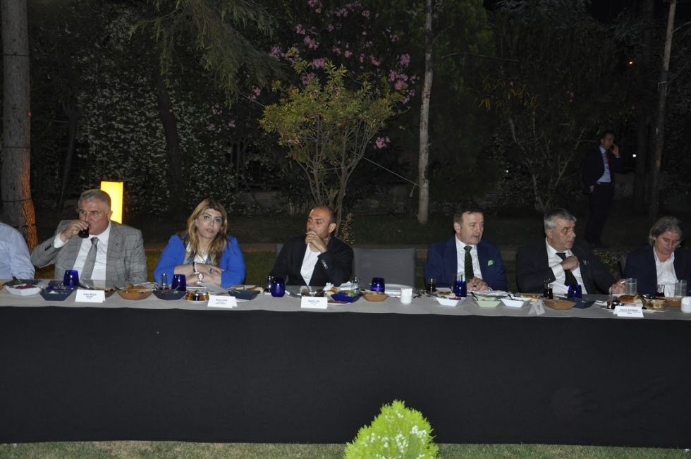 Fikret Orman Kulüpler Birliği Vakfı üyelerine iftar daveti verdi! İşte davetten kareler... - Görsel 9
