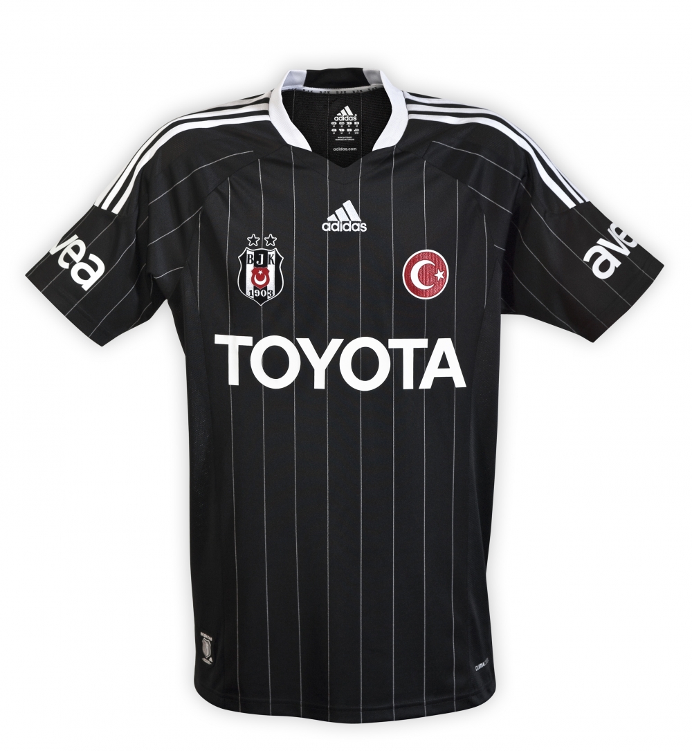 Beşiktaş’ın 2018-2019 sezonu formaları, Çarşamba günü tanıtılacak. Peki son 10 sezonun formaları nasıldı? İşte o formalar  - Görsel 5