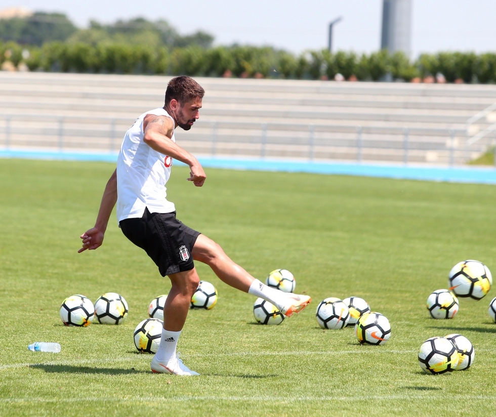 Beşiktaş Slovakya'da yeni sezon hazırlıklarını sürdürüyor. İşte antrenmandan kareler - Görsel 11