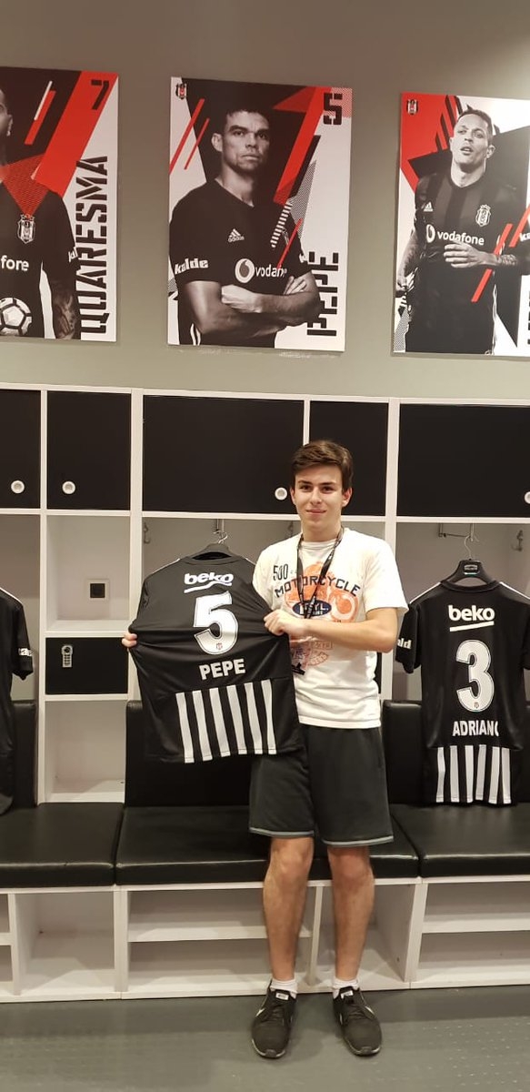 İstanbul’u gezmeye gelen bir İngiliz turistin Beşiktaş aşkı ❤ - Görsel 1