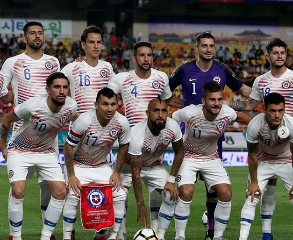 Şili Milli takımı ile sahaya kaptan olarak çıkan Medel'den 4 fotoğraflık paylaşım - Görsel 1