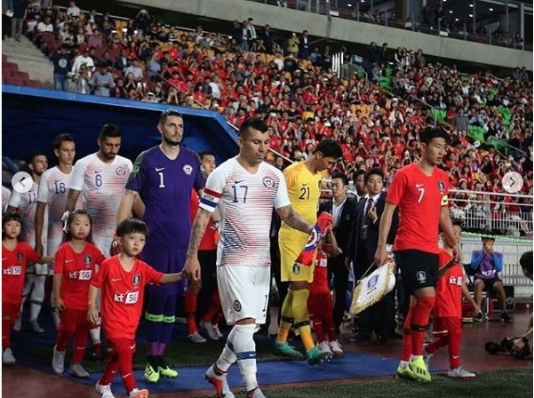 Şili Milli takımı ile sahaya kaptan olarak çıkan Medel'den 4 fotoğraflık paylaşım - Görsel 3