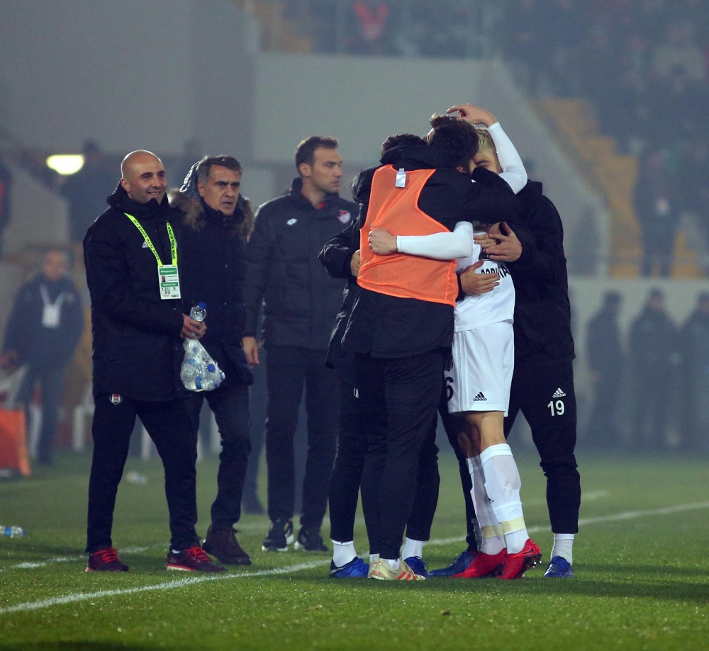 Akhisarspor - Beşiktaş maçının ilk yarısından kareler - Görsel 16