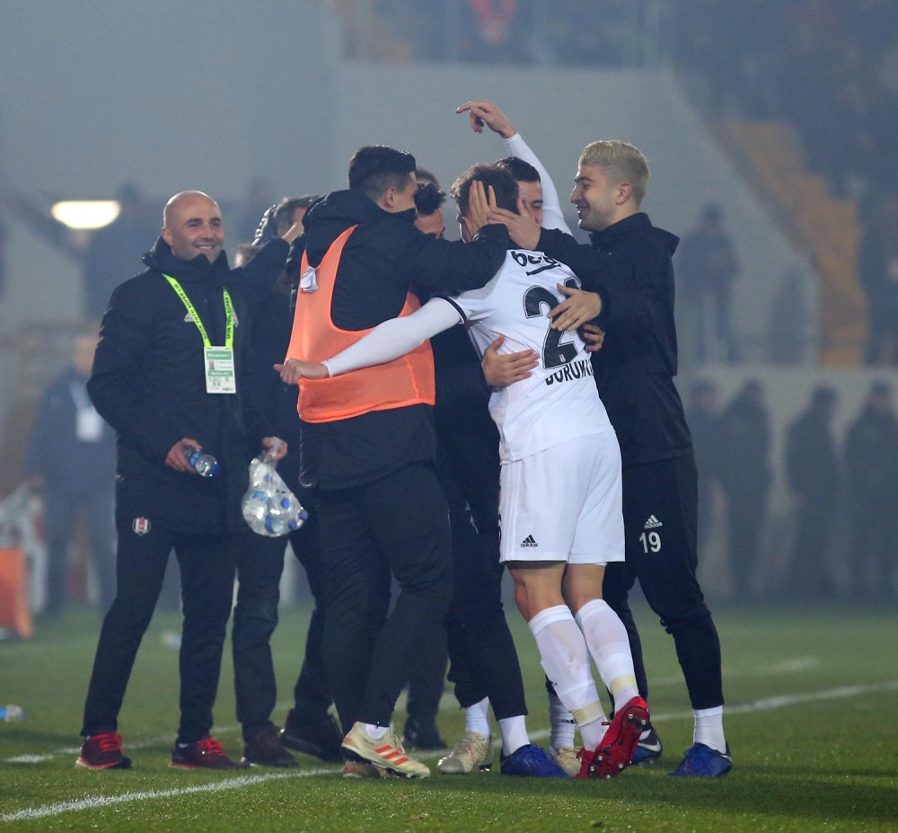 Akhisarspor - Beşiktaş maçının ilk yarısından kareler - Görsel 17