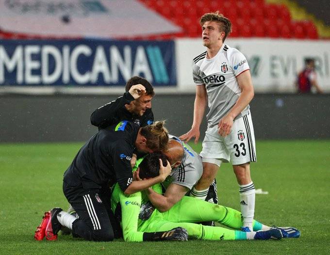 Şampiyonluğun ardından saha içinde yaşanan sevinç karelerini sizler bir araya getirdik - Görsel 10