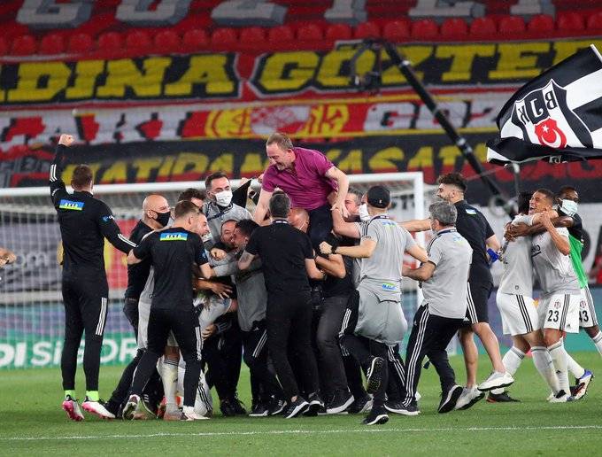 Şampiyonluğun ardından saha içinde yaşanan sevinç karelerini sizler bir araya getirdik - Görsel 11