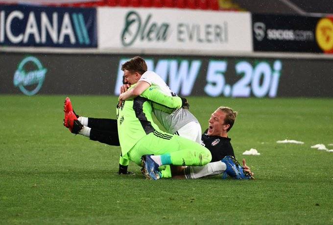 Şampiyonluğun ardından saha içinde yaşanan sevinç karelerini sizler bir araya getirdik - Görsel 12