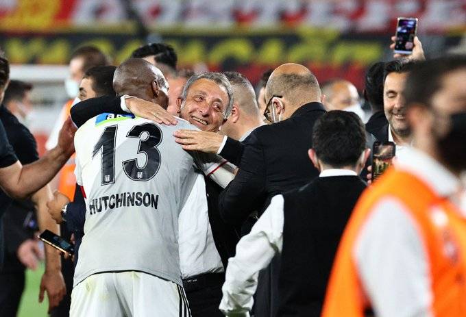 Şampiyonluğun ardından saha içinde yaşanan sevinç karelerini sizler bir araya getirdik - Görsel 13