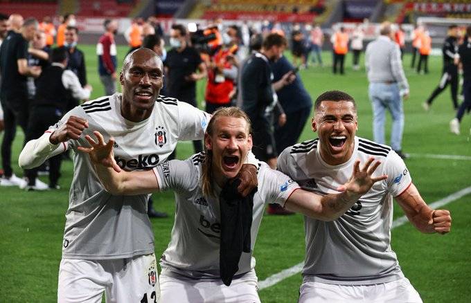 Şampiyonluğun ardından saha içinde yaşanan sevinç karelerini sizler bir araya getirdik - Görsel 14